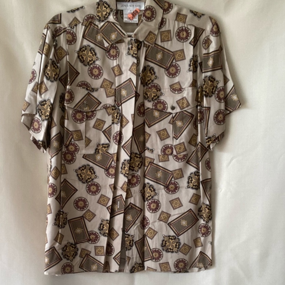 Jones New York blouse 100% Rayon  size 4. EUC